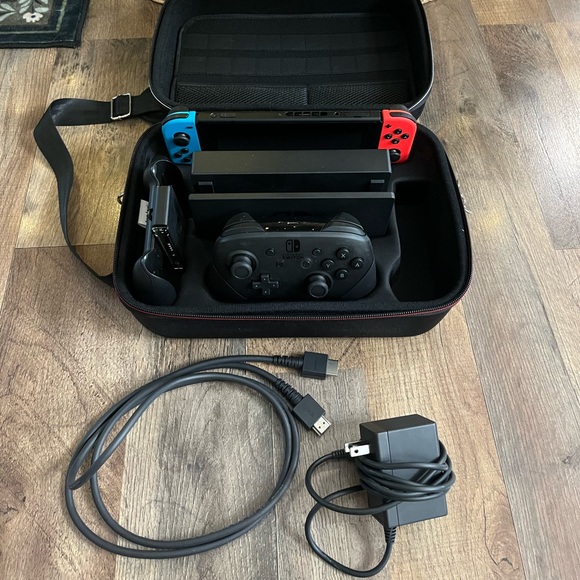 Nintendo Switch - Picture 2 of 4